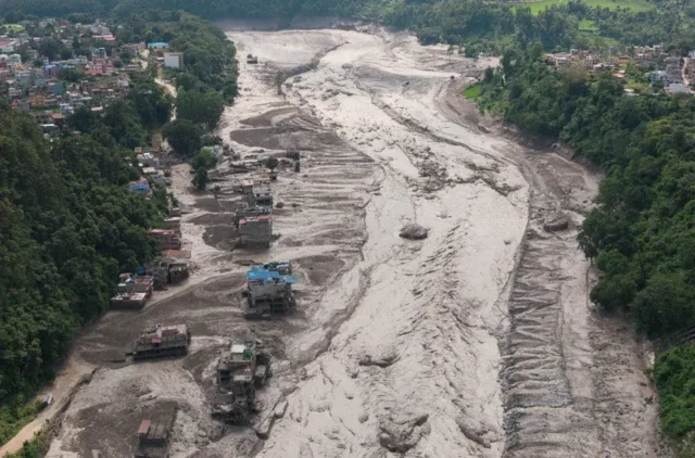 Uma vista aérea do aumento do nível do rio em Trishuli, com várias casas destruídas