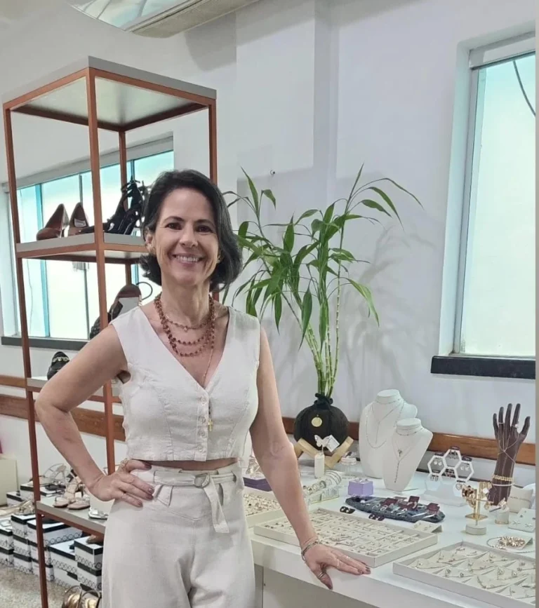 Andrea Damatta celebra 4 anos com programação especial e novidades em semijoias, calçados, acessórios e perfumaria