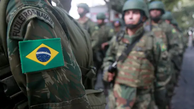 Militares brasileiros em formação.