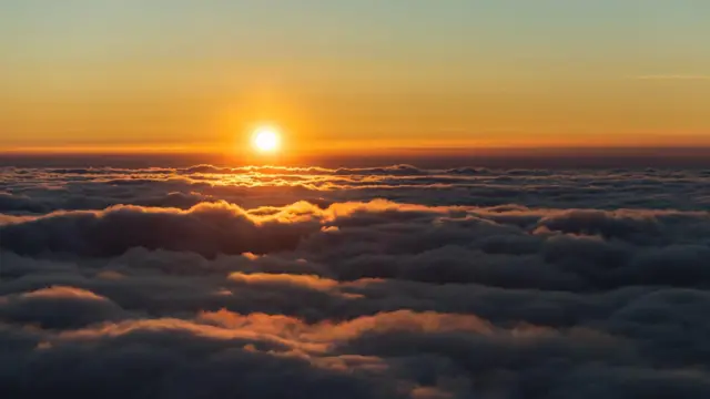 Amanhecer sobre as nuvens