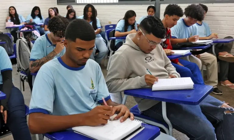 Pé-de-Meia: estudantes nascidos em novembro e dezembro recebem parcela de R$ 200 nesta segunda