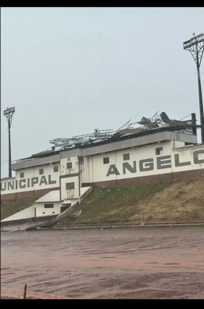Chuva com fortes rajadas de vento danifica cobertura do Estádio Cassolão em Rolim de Moura