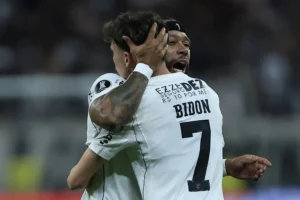 Com Memphis decisivo, Corinthians supera expulsão e elimina o Rosario Central