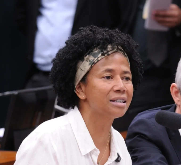 Sílvia Cristina assinou a CPMI do banco Master e cobra presidente do Senado