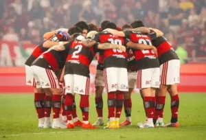 Flamengo bate Bragantino e abre três pontos para o Palmeiras na ponta