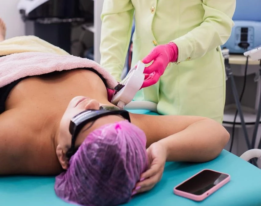 Fotodepilação com tecnologia Lyra une praticidade, conforto e redução dos pelos; tratamento é oferecido pela Clínica Adriana Werlang em Pimenta Bueno