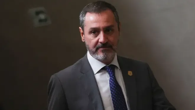 Andrei Rodrigues, um homem de barba e cabelos grisalhos, de terno cinza e gravata azul-marinho