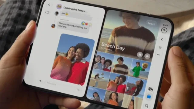 Imagem de mãos segurando um iPhone dobrável como um livro, com mensagens de um lado e imagens do outro