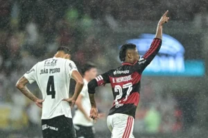 Corinthians reage no 2º tempo, mas Bruno Henrique brilha e dá vitória ao Flamengo