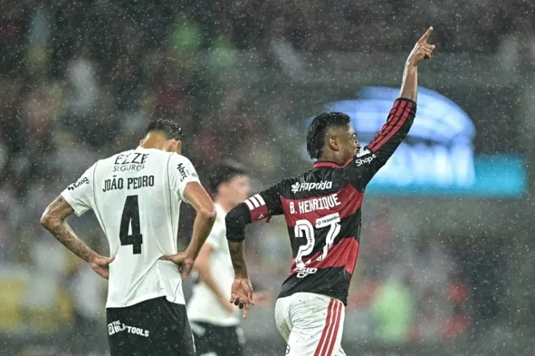 Corinthians reage no 2º tempo, mas Bruno Henrique brilha e dá vitória ao Flamengo