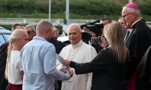 O Papa Leão XIII retorna ao Vaticano quatro dias após cirurgia para tratamento de câncer