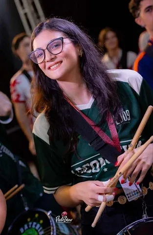 Letícia, hoje aos 22 anos, aos 8 ensinando e aprendendo (FotoShow) - Gente de Opinião