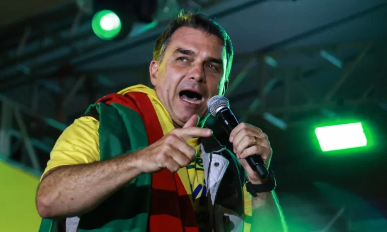 Flávio diz que aceita abrir sigilo se Lula divulgar dados do cartão corporativo