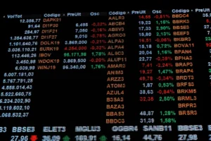 Ibovespa despenca 16% em negociações e dólar salta após vitória de Lula