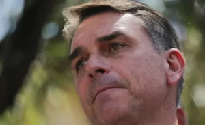 Flávio Bolsonaro deixa o Brasil rumo aos EUA após ofensiva de Moraes depois das eleições