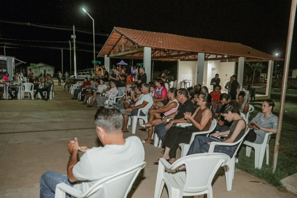 Reunião na praça do Residencial Cidade Verde
