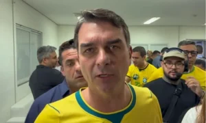 Flávio Bolsonaro diz que enfrenta ‘inimigos mentirosos’ e Brasil passa por ‘guerra espiritual’